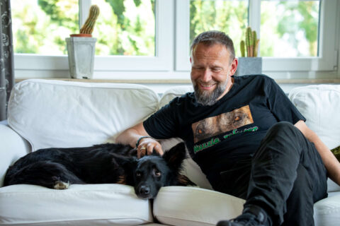 Martin entspannt mit seinem Hund Martin entspannt mit seinem Hund