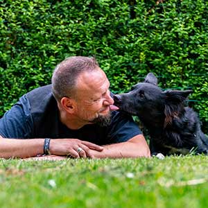 Hund glücklich küsst Martin markowsky