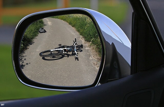 Im Rückspiegel sieht man ein Fahrrad auf der Straße liegen Hundehalterhaftpflicht