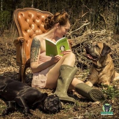 Frau im Sessel in der Natur mit Hund