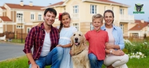 Familie mit Hund glücklich - Tierversicherung im Wandel