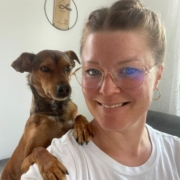 Davina mit Pipo Mitarbeiterin mit hund